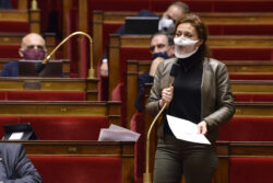 Séance du 20 novembre 2020 : Sécurité globale
Mme Blandine Brocard
Covid 19, députée masquée